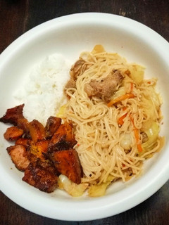 Una foto de ChowMein, Calabaza Frita & Arroz