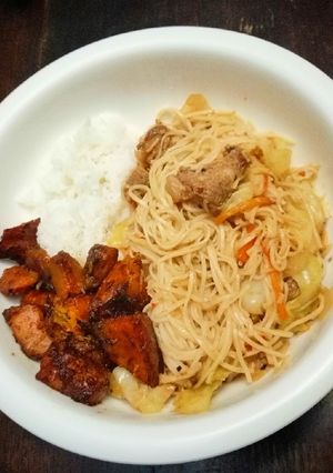 Una foto de ChowMein, Calabaza Frita & Arroz