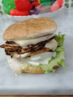Una foto de Hamburguesa proteica con doble de queso