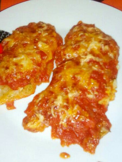 Una foto de Pescado con tomate y queso filetes de halibut
