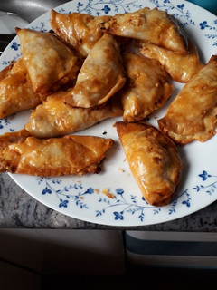 Una foto de Empanadillas de atún, huevo duro, cebolla y tomate al horno