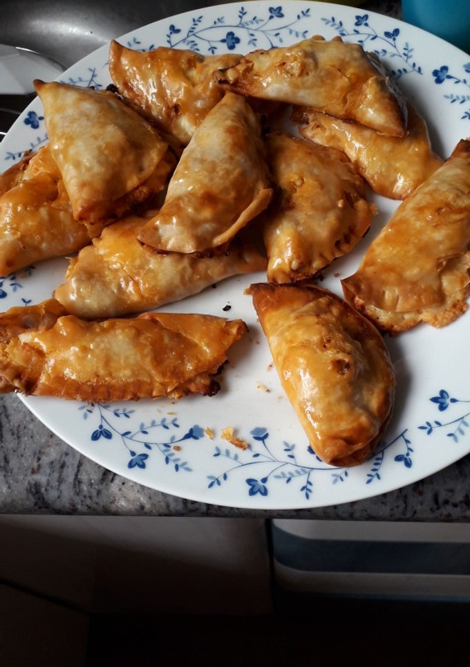 Una foto de Empanadillas de atún, huevo duro, cebolla y tomate al horno