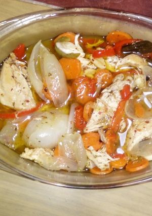 Una foto de Escabeche de pollo y verduras