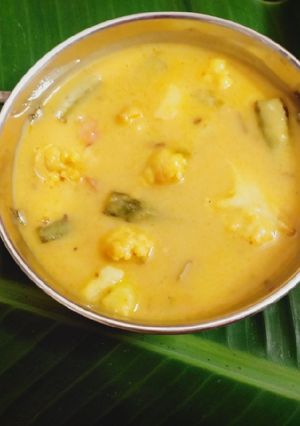 સીંધી કઢી (Sindhi Kadhi Recipe In Gujarati) રેસીપી મુખ્ય ફોટો