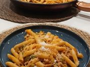 Una foto de pasta con vegetales