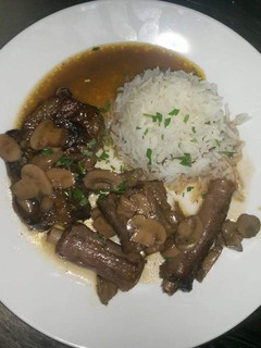 Una foto de Rabo de toro al vino tinto con timbal de arroz basmati