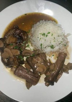 Una foto de Rabo de toro al vino tinto con timbal de arroz basmati