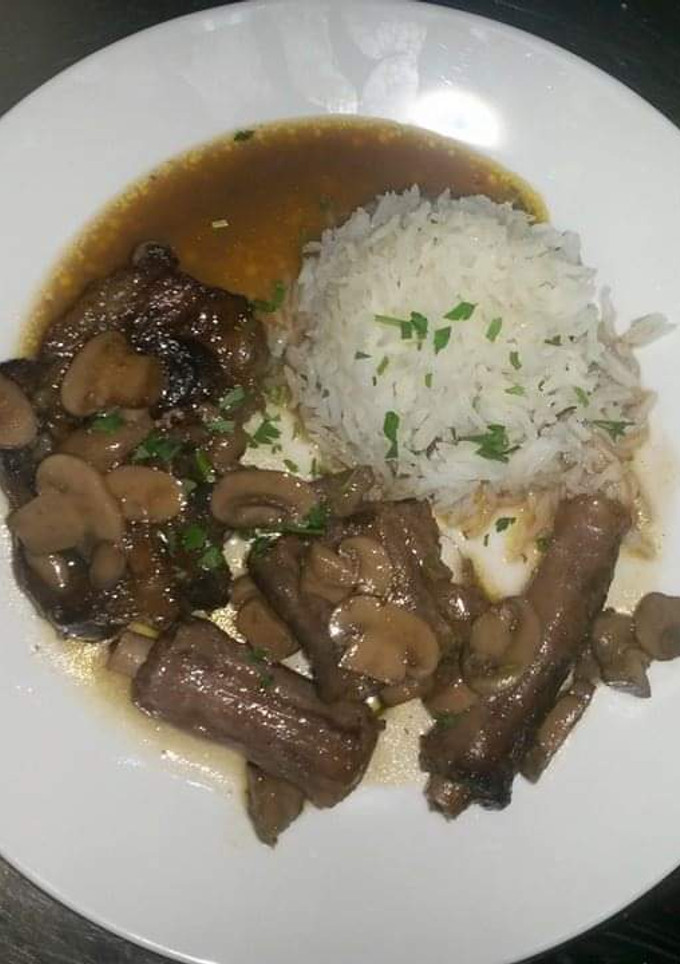 Una foto de Rabo de toro al vino tinto con timbal de arroz basmati