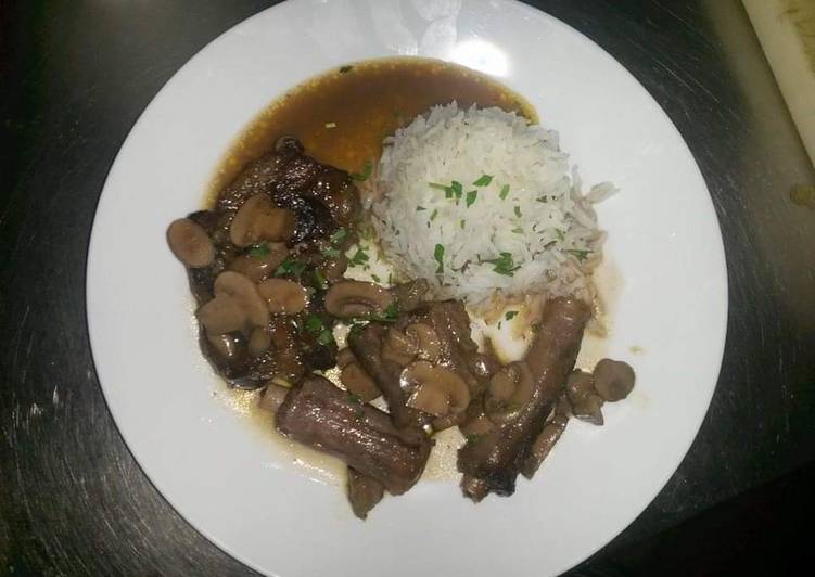 Rabo de toro al vino tinto con timbal de arroz basmati