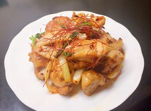 Hình của món Gà xào xì dầu và ớt sate.