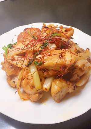 Hình của món Gà xào xì dầu và ớt sate.