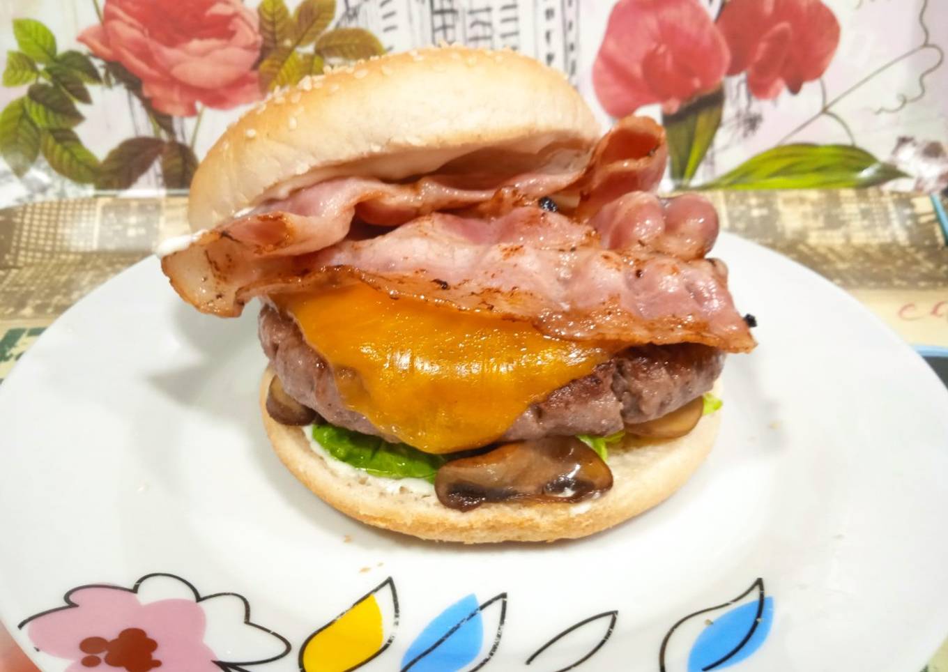 Hamburguesa con beicon, champiñones y queso