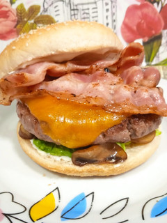Una foto de Hamburguesa con beicon, champiñones y queso