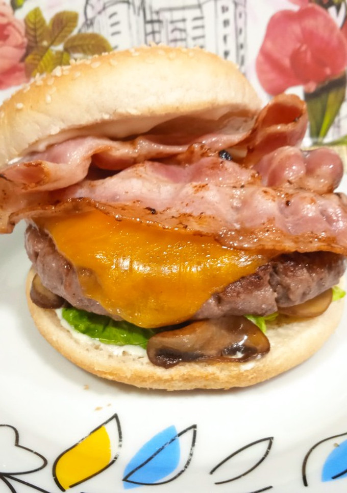 Una foto de Hamburguesa con beicon, champiñones y queso