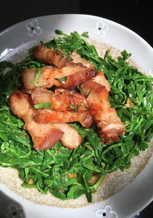 Hình của món Rau đắng ba rọi chiên giòn.