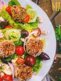 Ensalada griega con albóndigas veganas espectacular!!