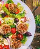 Ensalada griega con albóndigas veganas espectacular!!