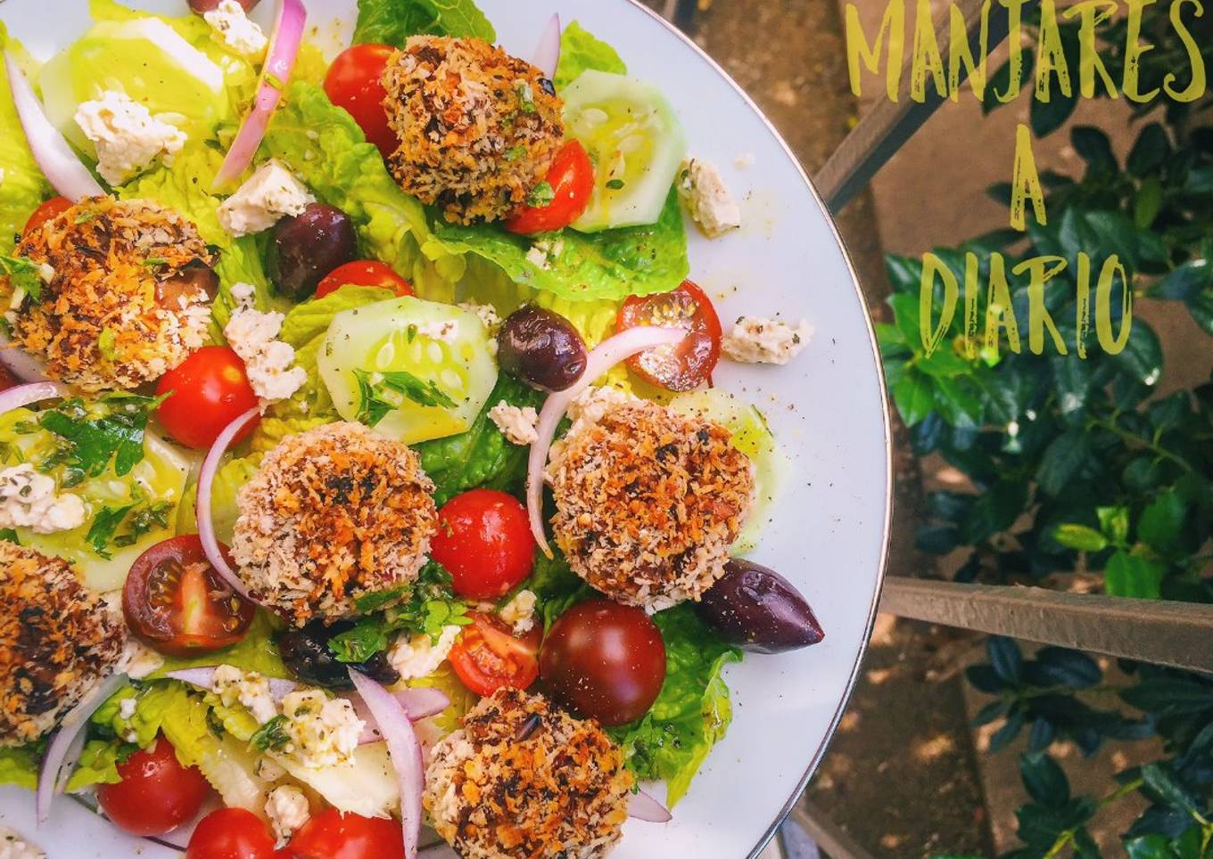 Ensalada griega con albóndigas veganas espectacular!!