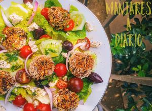 Una foto de Ensalada griega con albóndigas veganas espectacular!!