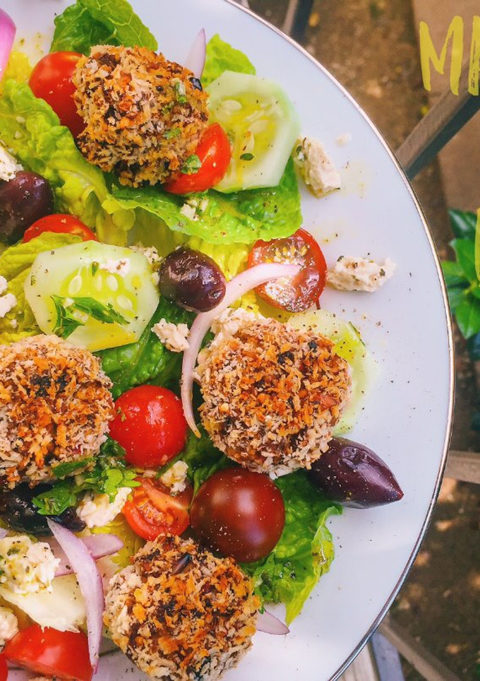Una foto de Ensalada griega con albóndigas veganas espectacular!!
