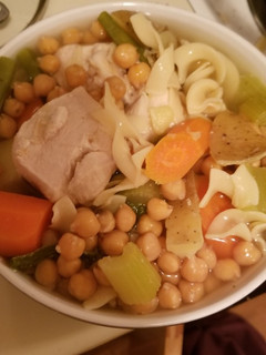 Una foto de Caldo de pollo con pasta "fácil y delicioso"
