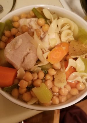 Una foto de Caldo de pollo con pasta "fácil y delicioso"