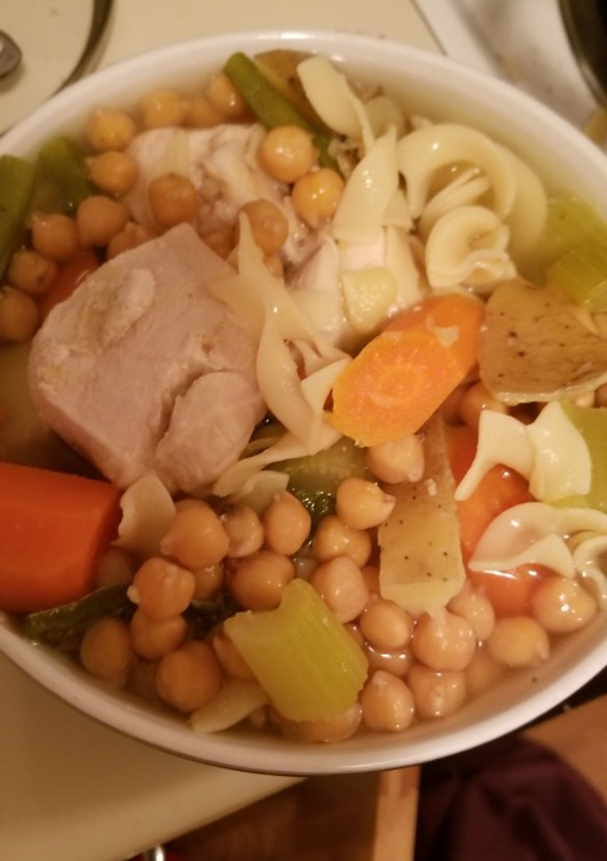 Una foto de Caldo de pollo con pasta "fácil y delicioso"