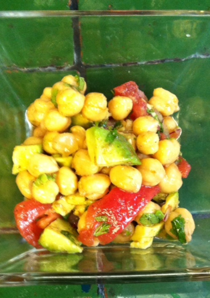Una foto de Ensalada de garbanzos con aguacate
