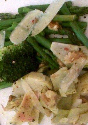 Una foto de Espárragos, brocoli, colecitas y ejotes con tocino. ॐ