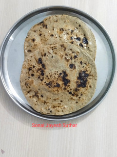 બાજરી નો રોટલો (Bajri Rotlo Recipe In Gujarati) રેસીપી મુખ્ય ફોટો