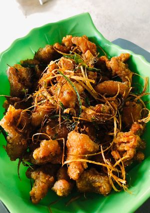 Hình của món Chân gà núp lùm (chân gà rang muối).