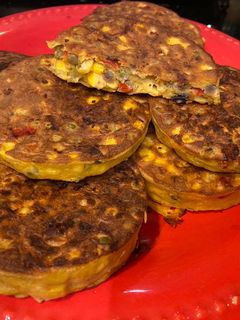 Una foto de Medallones de choclo y arvejas
