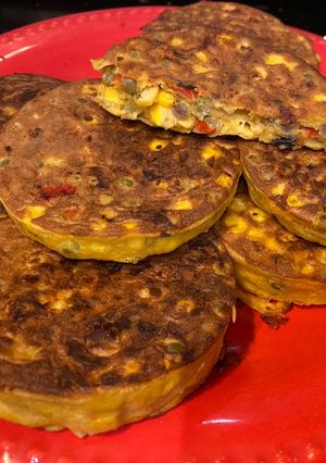 Una foto de Medallones de choclo y arvejas