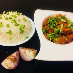 A picture of Chicken Tikka masala.