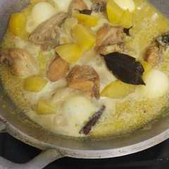 A picture of Opor ayam.