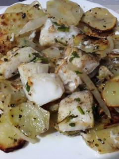 Una foto de Bacalao al horno con patatas