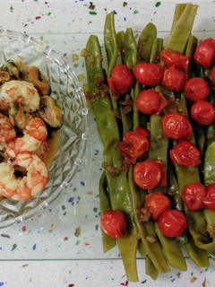 Una foto de Gambones y mejillones al ajillo con judías verdes salteadas con cherrys