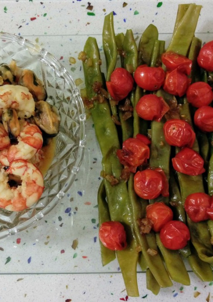 Una foto de Gambones y mejillones al ajillo con judías verdes salteadas con cherrys