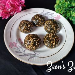 A picture of Black and White Sesame Laddoos.