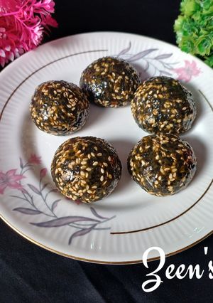 A picture of Black and White Sesame Laddoos.
