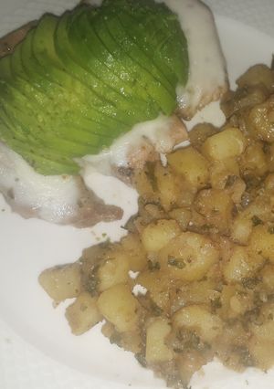Mozzarellás-avokádós sertésszelet hagymás-petrezselymes krumplival recept fotója