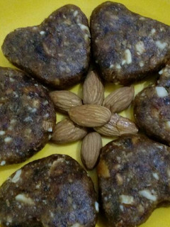A picture of Dates laddoo.