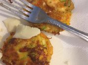 Una foto de tortitas de calabacín y queso