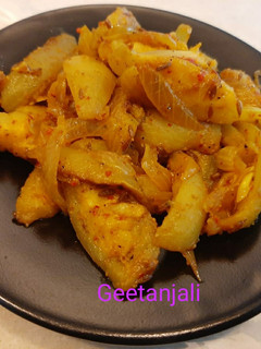 परवल और प्याज़ की सब्जी (parwal aur pyaz ki sabzi recipe in Hindi) रेसिपी मुख्य फोटो