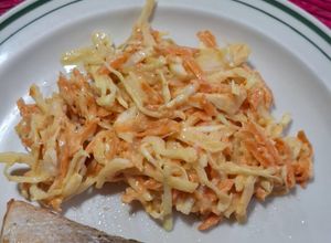 Una foto de Ensalada ligera de col y zanahoria