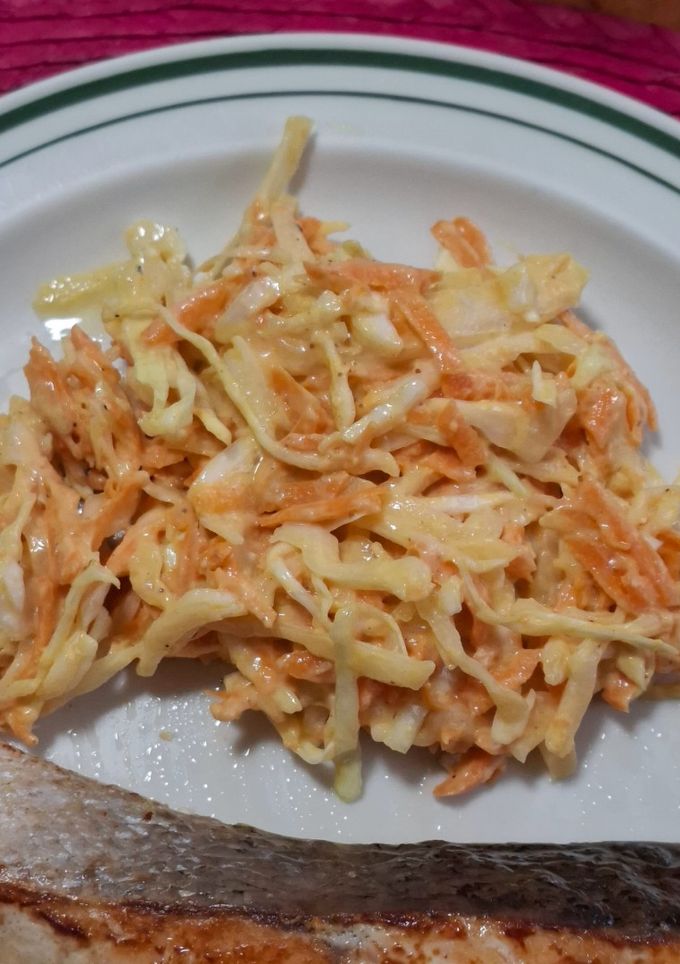Una foto de Ensalada ligera de col y zanahoria