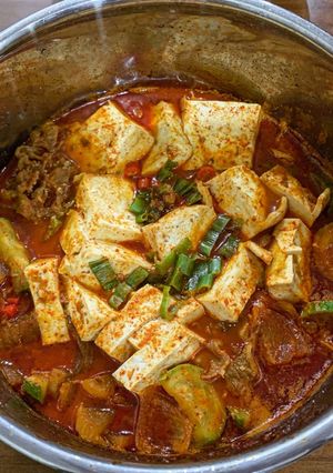 Hình của món 우삼겹 된장찌개 - Canh đậu tương thịt bò.