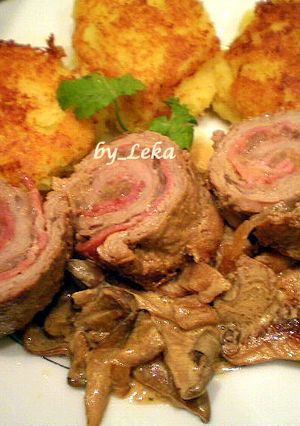 Фото Мясные роллы с винно - грибным соусом.