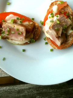 Una foto de Montadito de atún y tomate