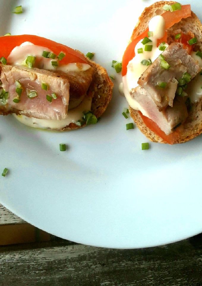 Una foto de Montadito de atún y tomate
